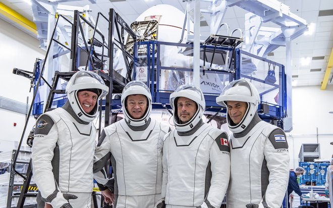 Larry Connor, Michael López-Alegría, Mark Pathy in Eitan Stibbe se bodo na postajo popeljali s Spacexovim dragonom. FOTO: Spacex
