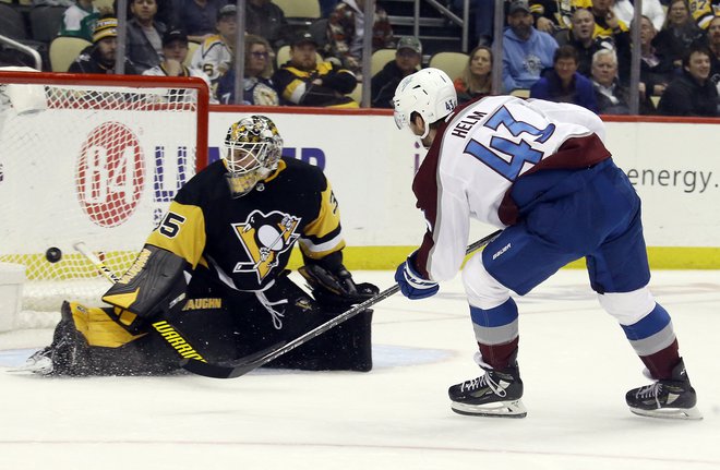 Darren Helm je pospravil plošček mimo&nbsp;Tristana Jarryja v zadnji tretjini dvoboja v dvorani&nbsp;PPG Paints Arena. FOTO: Charles Leclaire/USA Today Sports
