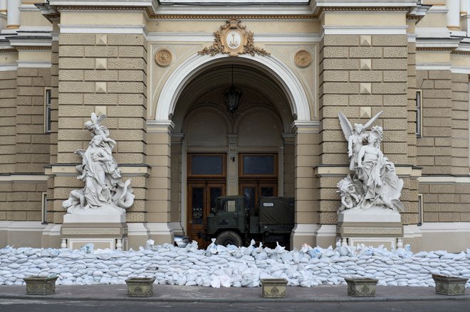 Pred operno in baletno hišo so branilci postavili barikade. FOTO: Reuters
