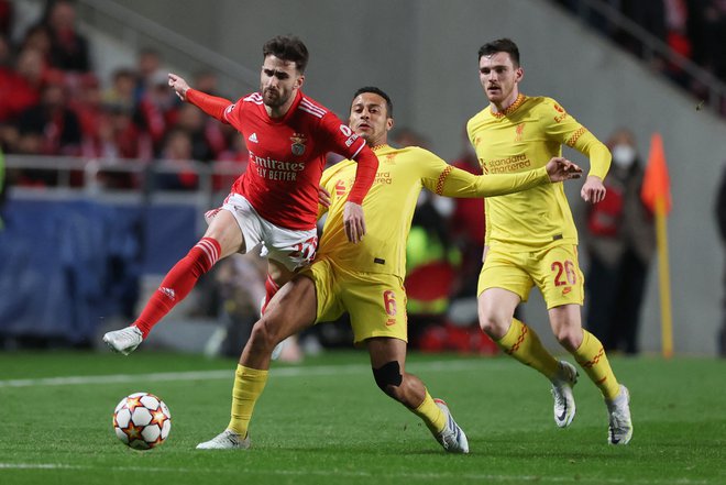 Thiago Alcantara in Andrew Robertson (desno) med&nbsp;obračunom v Lizboni.&nbsp;FOTO: Matthew Childs/Reuters
