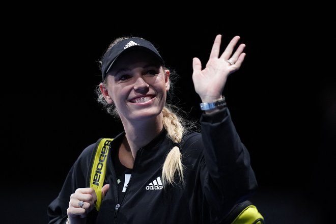 Caroline Wozniacki pozdravlja gledalce ob prihodu na igrišče v Koebenhavnu. FOTO: Liselotte Sabroe/AFP
