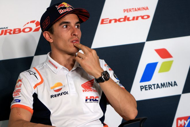 Marc Marquez (na fotografiji) med novinarsko konferenco pred začetkom dirke na indonezijskem otoku Lombok. FOTO: Willy Kurniawan/Reuters
