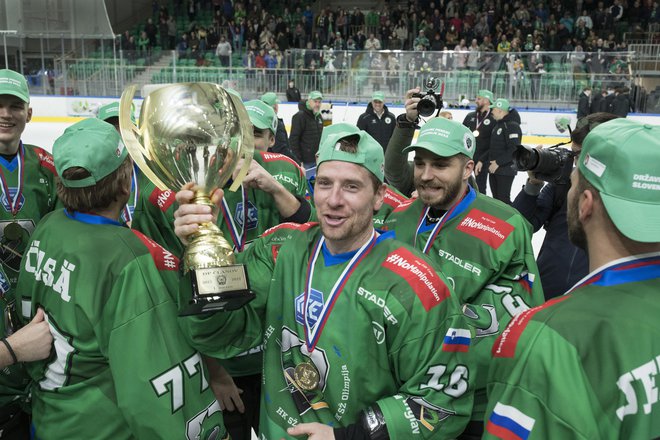 Kapetan Aleš Mušič je visoko v zrak dvignil lovoriko, ki so jo Ljubljančani tokrat že v polfinalu iztrgali iz rok Jeseničanom, nato pa jo osvojili v dveh tekmah s Kranjčani. FOTO: Jure Eržen/Delo
