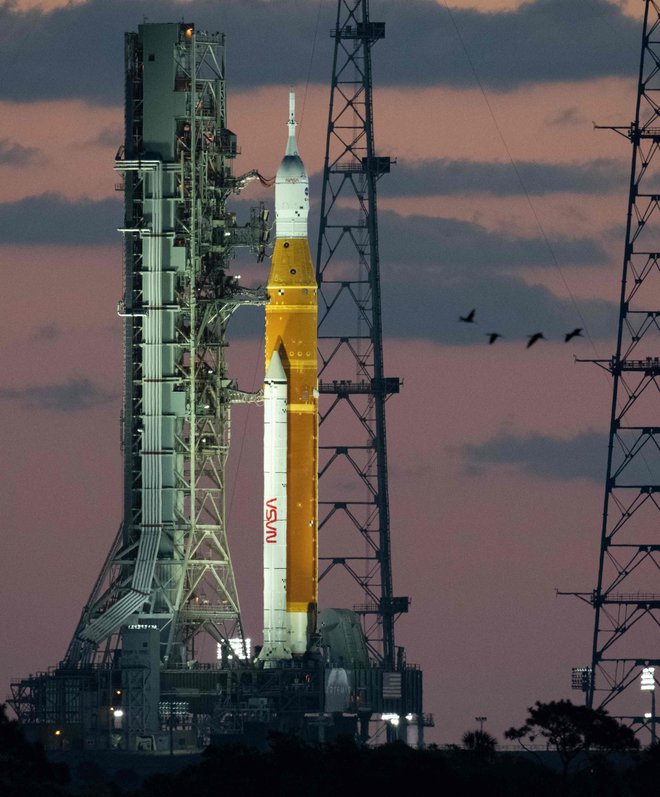 Raketa SLS naj bi poletela poleti, če se na testiranjih ne bodo pokazale večje napake. FOTO: Joel Kowsky/Nasa/AFP
