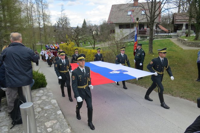 Častna četa Slovenske vojske bo v nedeljo v Spodnji Slivni slovesno razvila slovensko zastavo. FOTO: Bojan Rajšek/Delo
