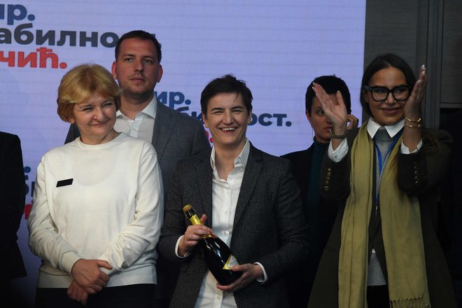 Predsednica srbske vlade Ana Brnabić (v sredini) meni, da bi bilo novo letališče dobro za vse, za BiH, Republiko Srbsko, Črno goro in Hrvaško.

Foto Elvis Barukčić/AFP
