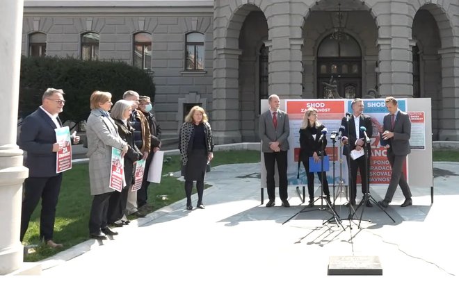 Slovenske raziskovalke in raziskovalci ter drugi podporniki&nbsp;so se zbrali na Kongresnem trgu pred ljubljansko univerzo. FOTO:&nbsp;Izsek iz videa/STA
