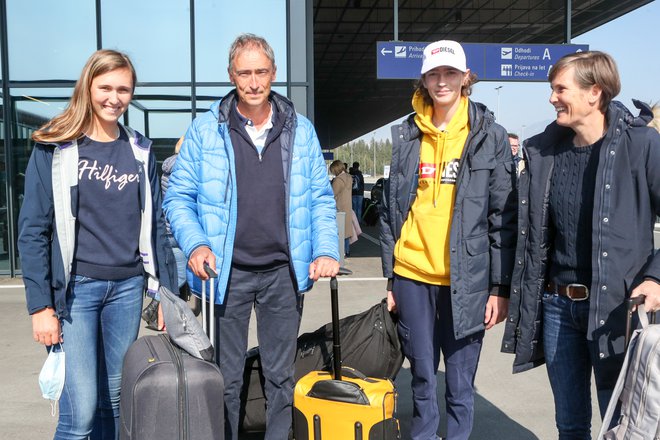 Na brniškem letališču sta včeraj Pio in očeta Aleša pričakala mama Mateja in brat Jaka, danes popoldne pa ju v Trnovem čaka še klubski sprejem. Foto Marko Feist
