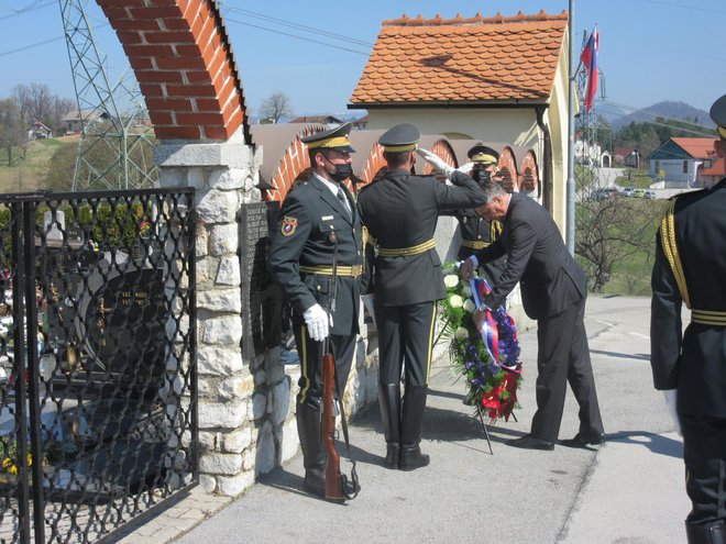 Venec v spomin padlim ameriškim letalcem je položil predsednik Republike Slovenije Borut Pahor. FOTO: Špela Kuralt/Delo
