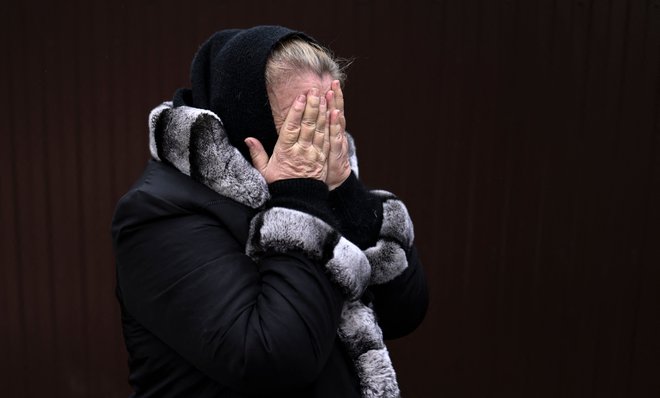 Ženska iz Buče, ki je izgubila svoje bližnje. FOTO: Ronaldo Schemidt/AFP
