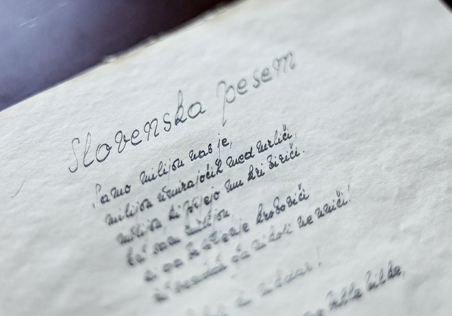 Svojo prvo pesniško zbirko je Kajuh dočakal šele jeseni leta 1943, saj je bila zbirka s pomenljivim naslovom Markacije uničena v natisu leto dni pred tem v ilegalni tiskarni v Šiški. FOTO: Jože Suhadolnik/Delo
