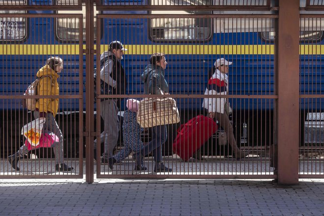 Begunci iz Ukrajine izstopajo iz vlaka iz Odese na železniški postaji v Przemyslu na jugovzhodu Poljske. FOTO: Wojtek Radwanski/AFP
