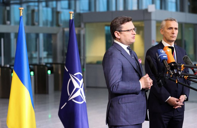 Dmitro Kuleba (levo) in Jens Stoltenberg. FOTO: François Walschaerts/AFP
