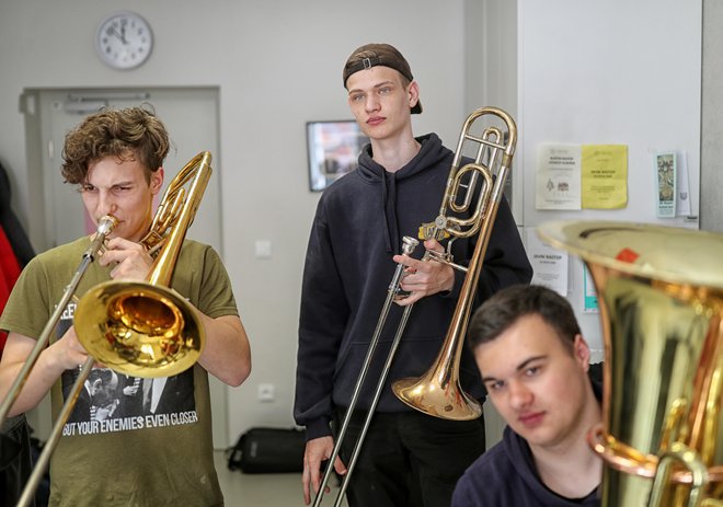 Bend mladih ukrajinskih glasbenikov še nima imena, igrajo pa glasbo sloga dixieland, je skupino predstavil Andrij Kristalovič (na sredini). FOTO: Blaž Samec
