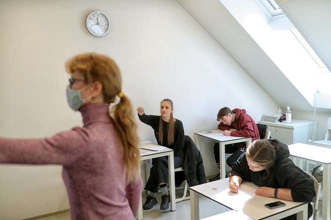 Pri delu na glasbeni šoli Konservatorija za balet in glasbo Ljubljana pomaga deset mater, ki spremljajo glasbenike iz Ukrajine. FOTO: Blaž Samec
