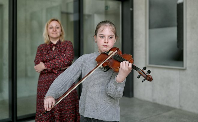 Bogdana Filipenko s hčerko Marjano, nadarjeno violinistko, ki ji je velike načrte prekrižala vojna. FOTO: Blaž Samec
