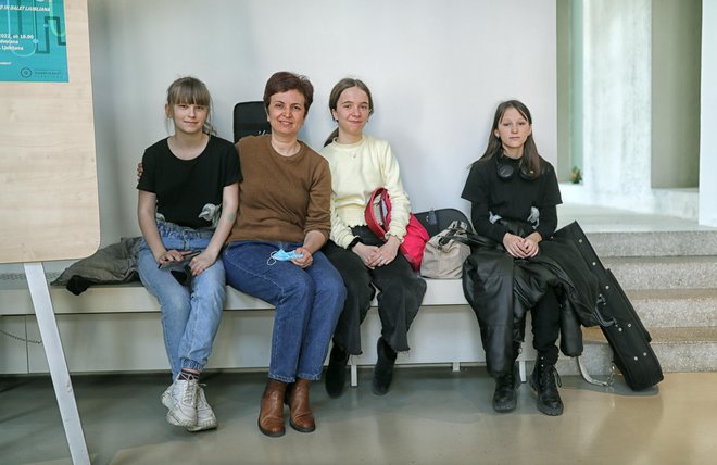 Matere glasbenike spremljajo na vaje na glasbeno šolo, med njimi je Olga Mikoljuk s hčerko Mašo (desno ob njej). FOTO: Blaž Samec
