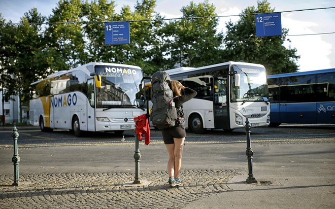 Slovenske železnice so s holdingom Adventura podpisale pogodbo za nakup polovičnega deleža avtobusnega prevoznika in organizatorja potovanj Nomago. FOTO. Blaž Samec/Delo
