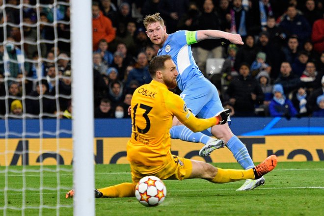 Diego Simeone je zaprl večino dostopov do vrat Atletica, Manchester City je rešil šele Kevin De Bruyne, ki je takole matiral vratarja Jana Oblaka. FOTO: Oli Scarff/AFP
