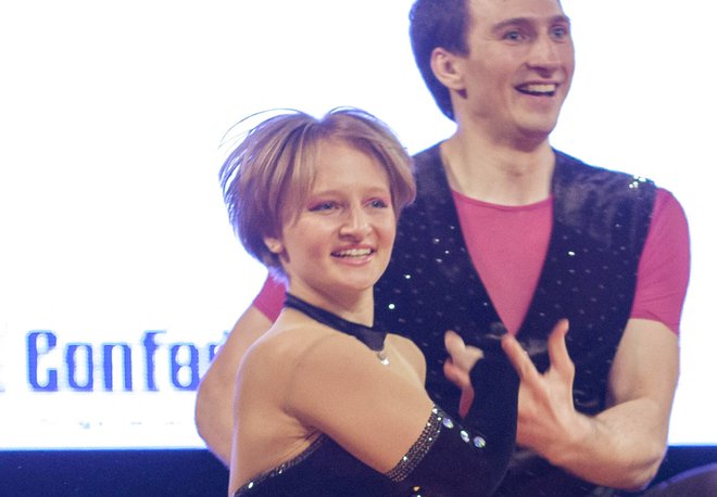 Katerina Tihonova pleše z Ivanom Klimovom med svetovnim pokalom v akrobatskem rock'n'roll tekmovanju v Krakovu leta 2014. Foto Jakub Dabrowsk/Reuters
