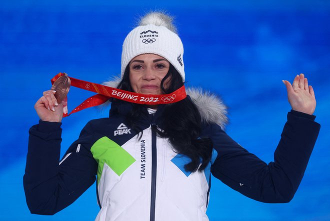 Bunda bronaste Glorie Kotnik gre na dražbo, denar bo namenjen za človekoljubne namene. FOTO: Kai Pfaffenbach/Reuters
