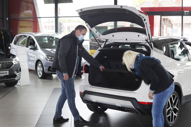 V prvih treh mesecih je bilo pri nas na novo prodanih 13 tisoč avtomobilov, lani v tem času 3500 več. Foto Jože Suhadolnik
