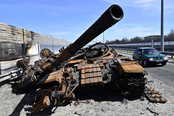 Uničen ruski tank na cesti zahodno od Kijeva. FOTO: Genya Savilov/AFP
