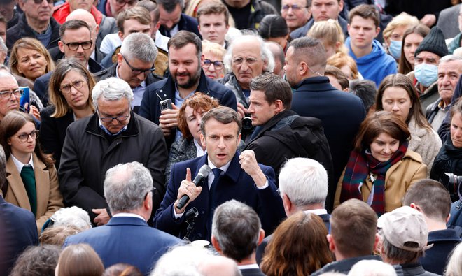 Ali bo Emmanuel Macron še enkrat legitimno izvoljen, četudi se v prvem krogu ni udeležil javne debate z drugimi kandidati za najvišjo funkcijo v državi?

FOTO:&nbsp;Ludovic Marin/AFP
