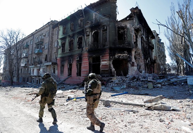 Proruski borci v Mariupolju. FOTO: Alexander Ermochenko/Reuters
