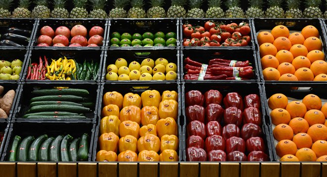 &nbsp;Najpogosteje je bil koktajl pesticidov prisoten v papriki, jabolkih, pomarančah, hruškah, jagodah, namiznemu grozdju, mandarinah in breskvah. FOTO: AFP
