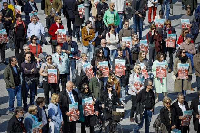 V sredo so proti degradaciji znanosti protestirali raziskovalci in profesorji, prihodnjo sredo bodo na svoje stiske opozorili študenti. FOTO: Jože Suhadolnik/Delo
