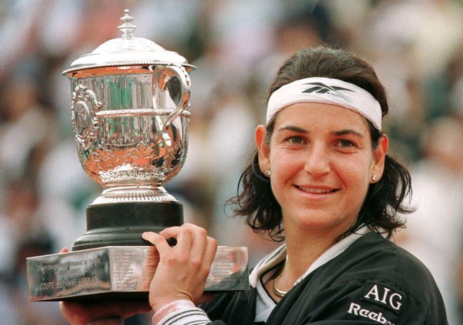 Arantxa Sanchez Vicario s pokalom zmagovalke na OP Francije v Roland-Garrosu, kjer je leta 1998 za svoj zadnji grand slam premagala Moniko Seleš s 7:6, 0:6 in 6:2. FOTO: Reuters
