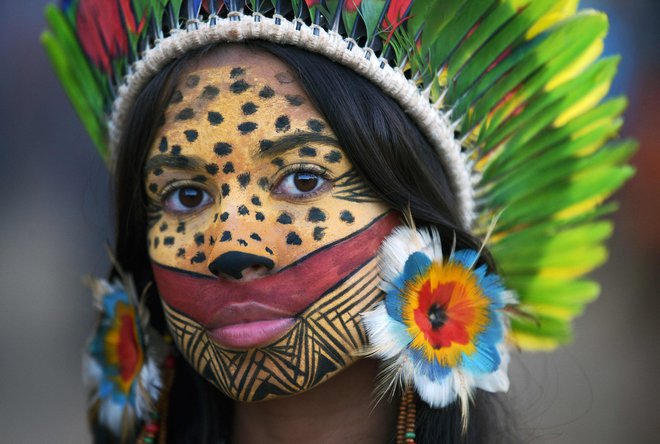 Portret dekleta iz plemena Pataxo na protestu avtohtonih prebivalcev Terra Livre v Brasilii. Na desetdnevnem letnem protestu, ki ga organizirajo domorodci iz plemen, ki pridejo iz vse Brazilije, pozivajo k večji zaščiti svoje zemlje in pravic. Foto: Carl De Souza/Afp
