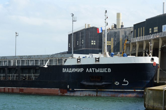 EU po novem prepoveduje tudi vstop ladij, ki plujejo pod rusko zastavo, v pristanišča Evropske unije. FOTO: Jean-François Monier/AFP
