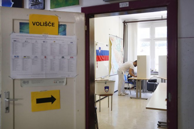 Če se bo volitev zopet udeležila le polovica volilnih upravičencev, kot je to bilo pred štirimi leti, bodo novo vlado verjetno oblikovale stranke, ki so naklonjene avtoritarni vladavini. Foto Leon Vidic/Delo
