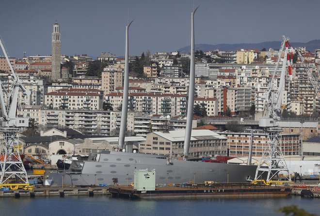 Okoli 143 metrov dolga in več kot pol milijarde evrov vredna jadrnica A po zasegu ovira delo tržaške ladjedelnice. FOTO: Leon Vidic
