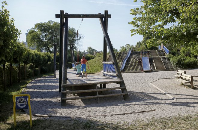 Labirint, ki ni bil realiziran, se je spontano izoblikoval v obliki potk med dreni na drugi strani velikega griča, ko so se otroci z različnih strani hriba vzpenjali na tobogane. Foto Blaž Samec
