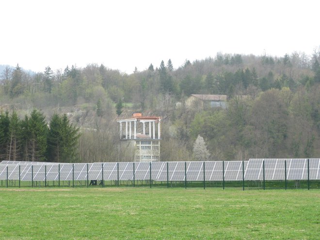 V sončni elektrarni Prapretno bo 6748 sončnih modulov vsako leto proizvedlo več kot tri gigavatne ure električne energije. FOTO: Polona Malovrh
