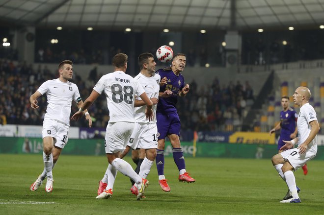 Jesenski prvi dvoboj večnih tekmecev v Mariboru še ni imel šampionsega naboja in ni prinesel zmagovalca in golov, današđnji je lahko že odločilen za Olimpijo. FOTO: Leon Vidic/Delo
