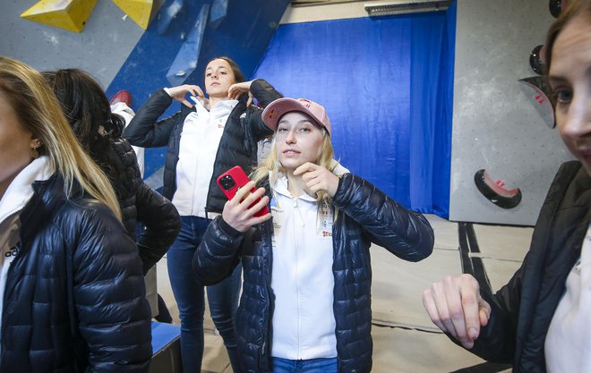 Janjo Garnbret že srbijo prsti za nov plezalni pohod na umetnih stenah. FOTO: Jože Suhadolnik
