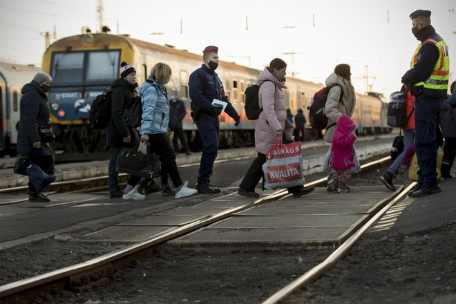 Ukrajinski begunci na železniški postaji Keleti v Budimpešti. FOTO: Jure Eržen/Delo
