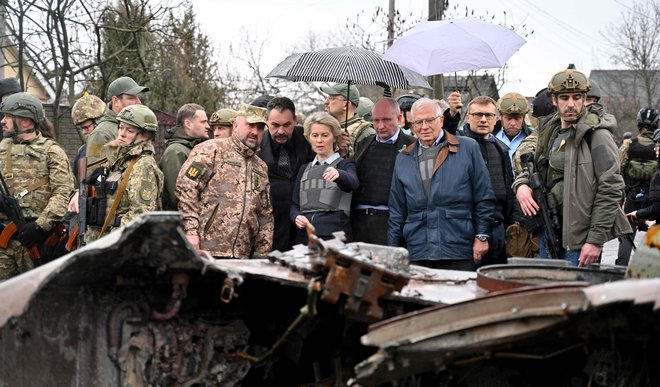 Ursula von der Leyen je obiskala uničeno mesto Buča. FOTO:&nbsp;Sergei Supinsky/AFP
