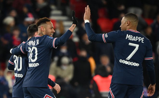 Lionel Messi, Neymar in Kylian Mbappe (z leve) proslavljajo po golu v mreži Lorienta na ligaški tekmi 3. aprila. FOTO:&nbsp;Franck Fife/AFP
