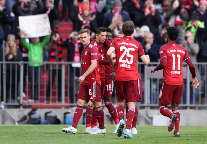 Robert Lewandowski (drugi z leve) se s soigralci veseli gola v mreži Augsburga. FOTO: Lukas Barth/Reuters
