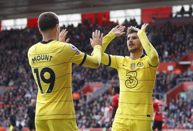 Mason Mount in Timo Werner proslavljata šesti gol v mreži Southamptona. FOTO:&nbsp;Peter Nicholls/Reuters
