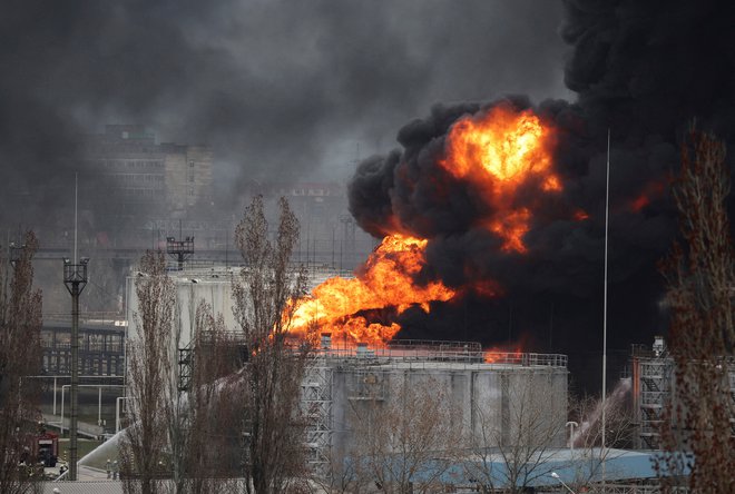 Kibernetsko bojevanje je bolj smiselno v miru. Elektroenergetsko ali transportno omrežje je neprimerno lažje onesposobiti z bombardiranjem kot pa z digitalnim vdorom. FOTO: Nacho Doce/Reuters
