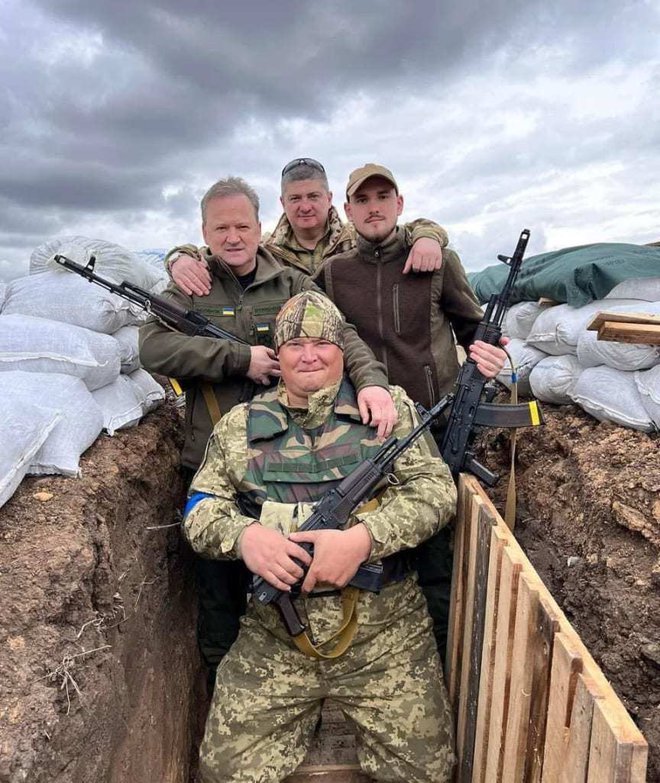 Za orožje je prijel tudi nekdanji nogometni as Igor Belanov (na fotografiji levo). FOTO: Twitter/ukraine_world
