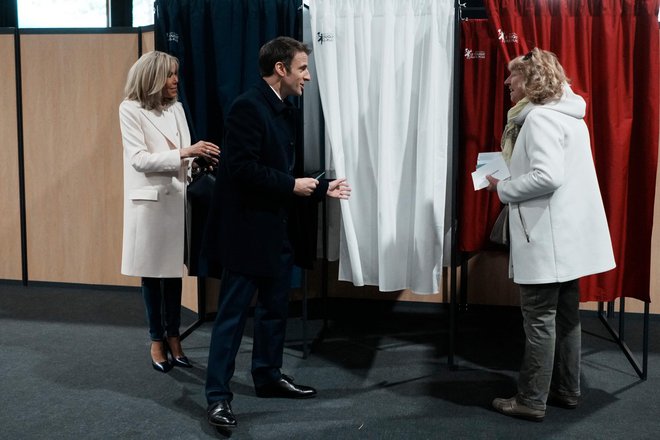 Francoski predsednik Macron in njegova žena Brigitte na volišču v mestu Le Touquet na severu Francije. FOTO: Thibault Camus/Afp
