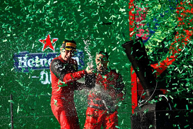 Charles Leclerc si je dal duška po zmagi v Melbournu. FOTO: Con Chronis/AFP
