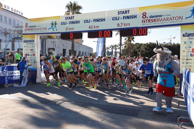 V Kopru je bil začetek polmaratona in rekreativnega teka ter končni cilj za vse tri skupine, vključno z maratonci. FOTO: Foto klub Portorož
